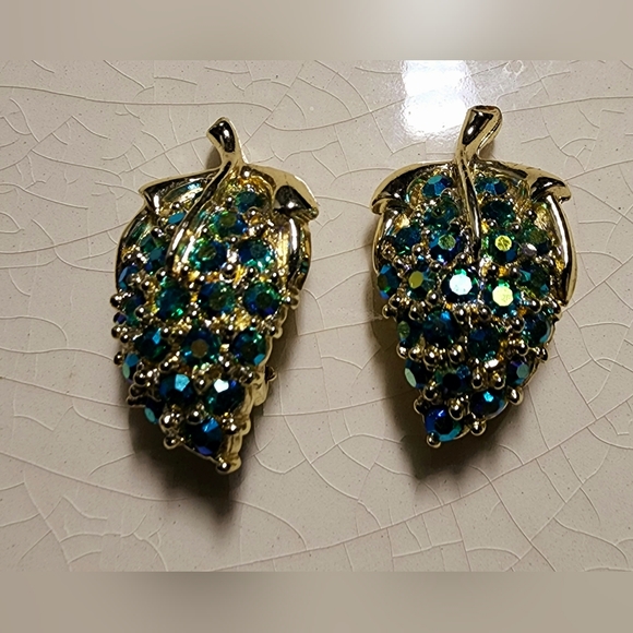 Vintage brilliant green blue Firestone Aurora Borealis grape clip on earrings - Picture 8 of 8
